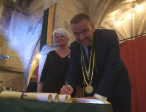 Signature d’Olivier Goujon sous l’oeil de sa marraine la députée Gisèle Biémouret