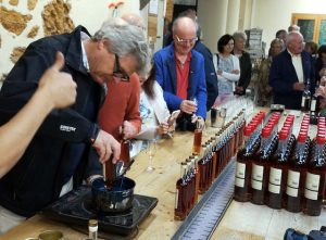 Séance de cirage de sa bouteille chez Delord